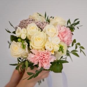 20220121-hands-holding-beautiful-flowers-bouquet (1)